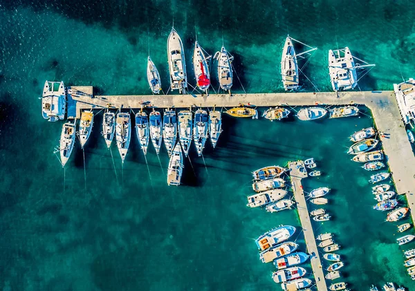 Vista aérea de arriba hacia abajo de los barcos en el puerto, isla de Paros —  Fotos de Stock