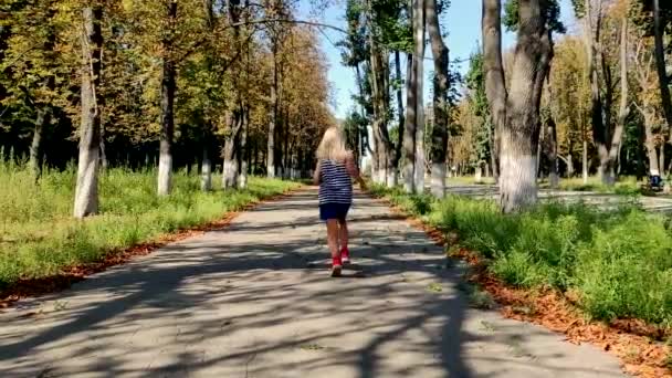 Parkta koşan küçük kız — Stok video