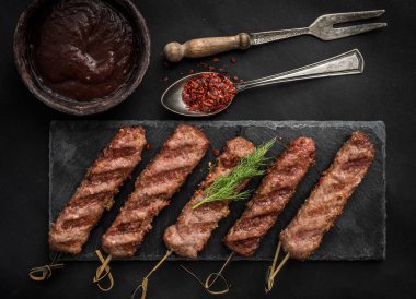 Baharat ile ızgara Kebap