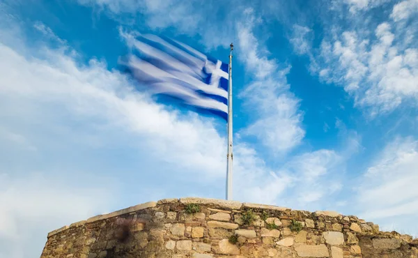 Bandera griega ondeando contra el cielo azul —  Fotos de Stock