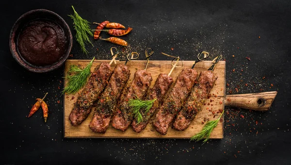 Kebab alla griglia con spezie — Foto Stock