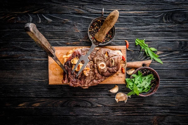 Carne Parrilla Con Tenedor Cuchillo Una Tabla Madera Vista Superior —  Fotos de Stock