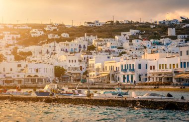 Gün batımında renkli Mykonos limanı