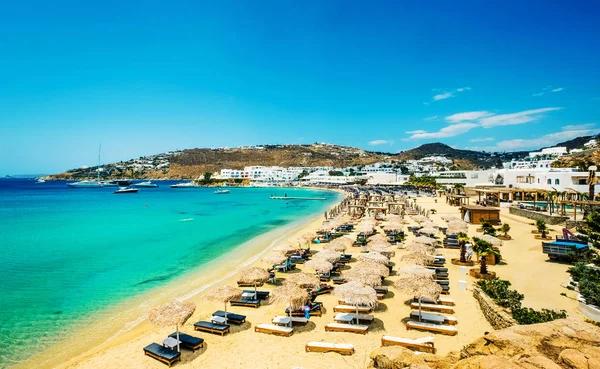 Sandstrand mit Sonnenschirmen — Stockfoto