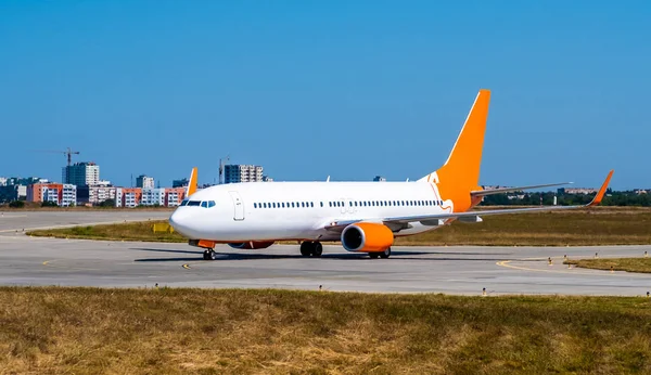 Huge shiny airplane at the runway — Stock Photo, Image