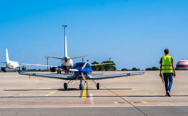 Dispatcher and blue plane — Stock Photo, Image