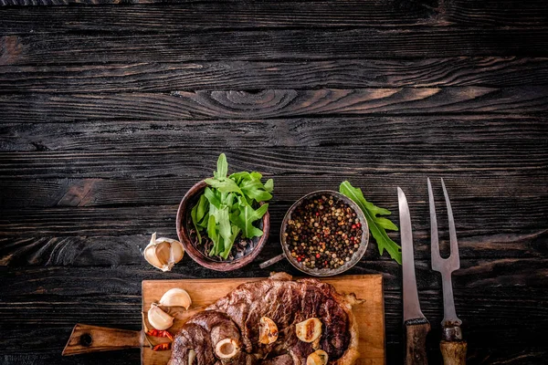 Carne a la parrilla sobre una mesa —  Fotos de Stock