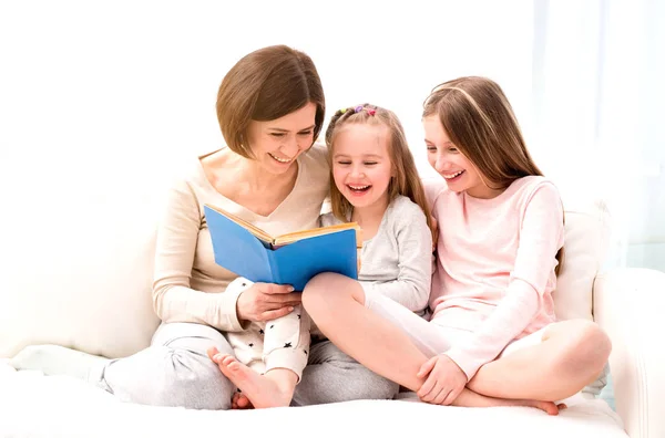 Mãe e filhas reaading livro das crianças — Fotografia de Stock