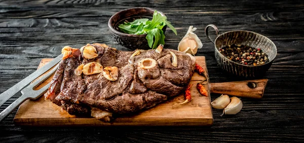 Carne alla griglia su un tavolo — Foto Stock