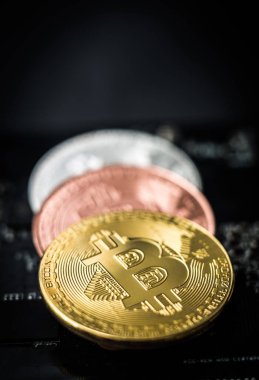Bitcoin koyu arka plan üzerinde sikkeleri