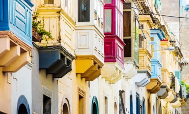 sokak Valletta Balkonlu