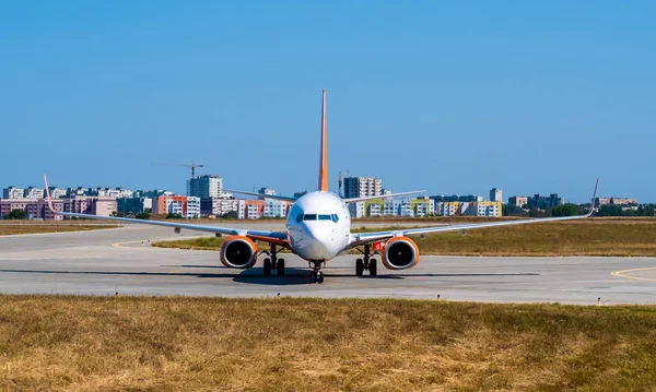 Huge shiny airplane at the runway — Stock Photo, Image