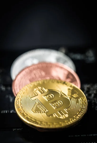 Bitcoin-Münzen auf dunklem Hintergrund — Stockfoto