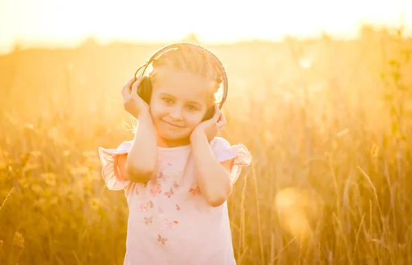 Trochę uśmiechający się listenning blond dziewczyna do muzyki — Zdjęcie stockowe