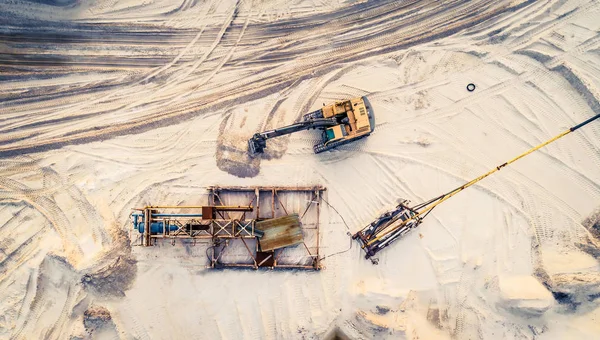 Вид с воздуха на технику и шахтное оборудование — стоковое фото