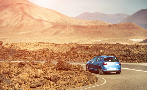 Car on a mountain road — Stock Photo, Image