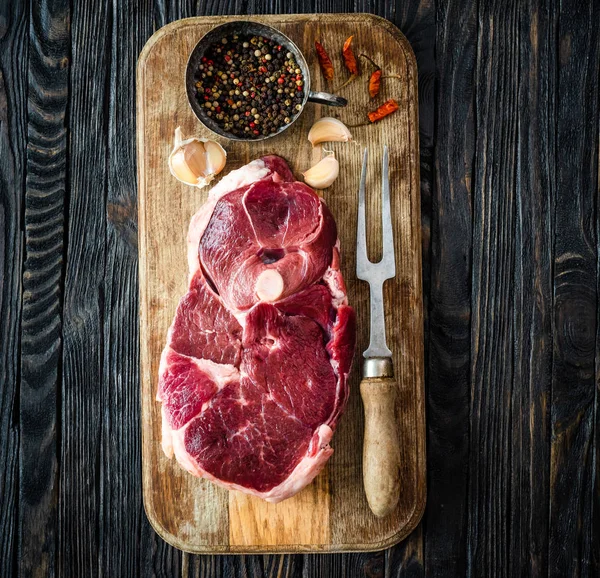 Pedaço de carne crua de cordeiro — Fotografia de Stock