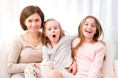 Küçük kızları kucaklayan anne