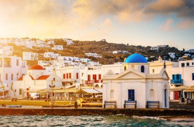 Gün batımında renkli Mykonos limanı