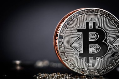 Gümüş bitcoin sikke koyu arka plan üzerinde Close-up