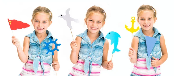 Conjunto de brinquedos coloridos menina holdind em paus isolados — Fotografia de Stock