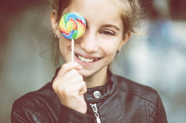 Kleines Mädchen mit Süßigkeiten — Stockfoto
