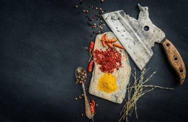 Baharat ve otlar eski mutfak balta ile