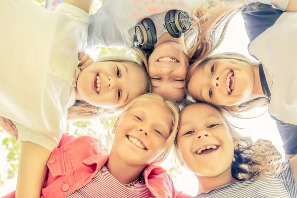 Счастливые улыбающиеся дети — стоковое фото