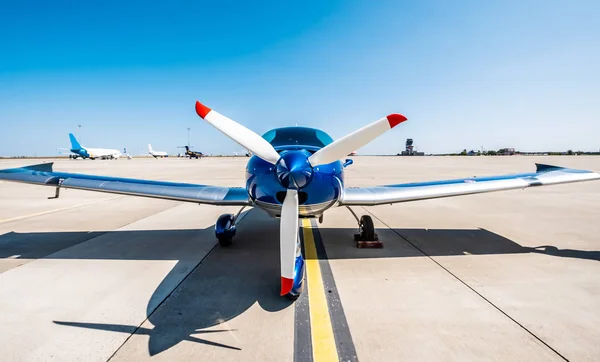 Avião desportivo azul brilhante na pista — Fotografia de Stock