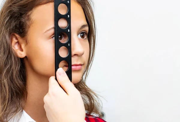 Oculista examina adolescente en clínica oftalmológica — Foto de Stock