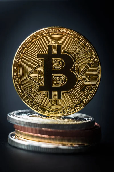 Tumpukan bitcoin dengan koin emas di atas — Stok Foto