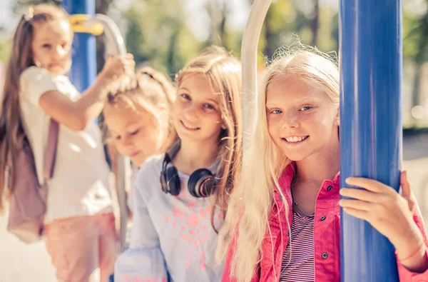 Schoolmeisjes in de speeltuin — Stockfoto