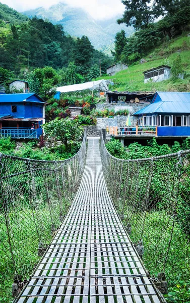 Metal asma köprü Annapurna trekking Road, Nepal. — Stok fotoğraf
