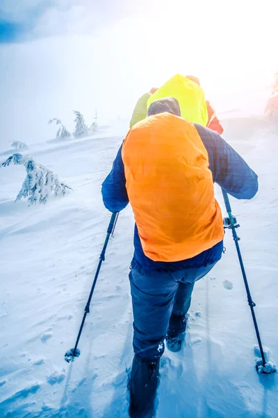 Karlı Hill'e bir kış tatillerinde hiking dağcı — Stok fotoğraf