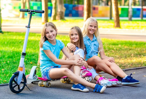 Kleine meisjes zitten in zonneschijn park — Stockfoto