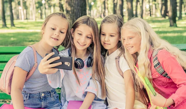 Vänner tillsammans i parken — Stockfoto