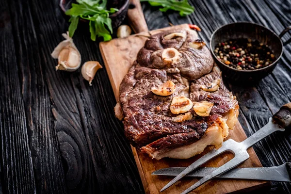 Carne alla griglia su un tavolo — Foto Stock