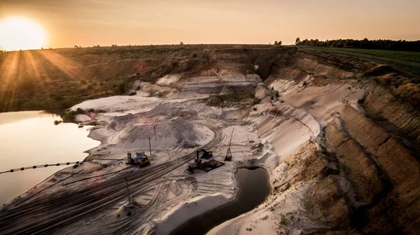 Vista aérea de la superficie de la cantera de arena y el equipo de la mina — Foto de Stock