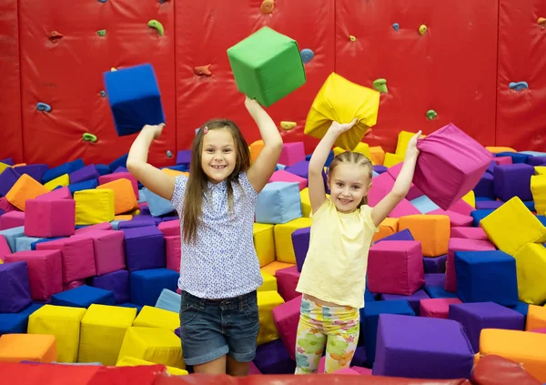 Kleine meisjes zitten in de speelkamer — Stockfoto