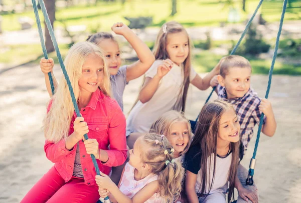 Kinder auf der Schaukel — Stockfoto