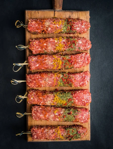 Kebab cru com especiarias — Fotografia de Stock