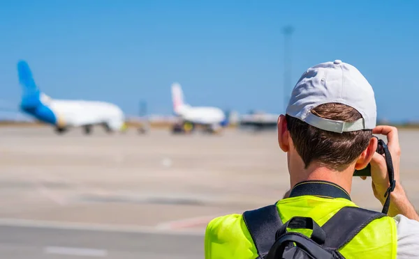 Man taking photos of airplanes — Stock Photo, Image