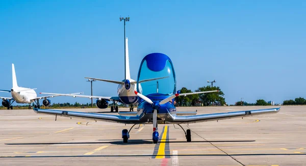 Shiny blue sport plane on the runway — Stock Photo, Image