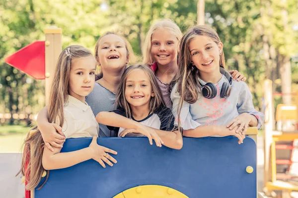 Enfants souriants sur l'aire de jeux — Photo