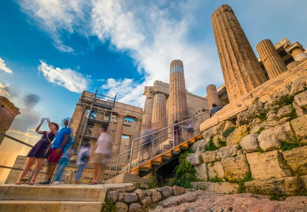 파르테논의 유적 근처에 있는 많은 관광객들의 움직임은 흐릿하다 — 스톡 사진