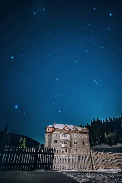 Casa con cielo estrellado azul en la noche — Foto de Stock