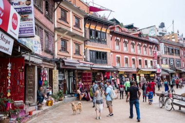 Katmandu, Nepal Boudhanath meydanında turist dolaşmak.