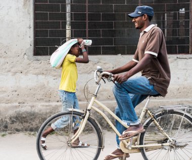 Siyah adam zanzibar, Tanzanya Onun Bisiklet sürme