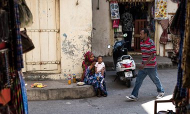 Müslüman kadının çocuğunu zanzibar üzerinde besleme