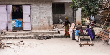 çocuklar ve kadınlar birlikte oynayan Zanzibar